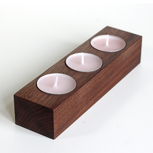 dřevěný svícen na čajové svíčky