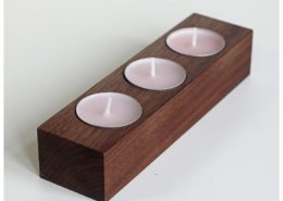 Dřevěný svícen na čajové svíčky